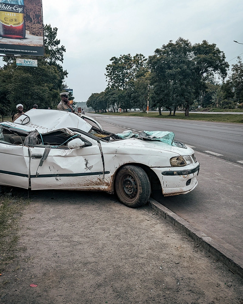 Ein verunfallter Pkw am Ortseingang von Nakuru auf dem Ostafrika Highway. Der Unfall endete tödlich.